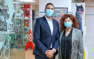 De izquierda a derecha, Lucas Morales, director del Salón del Cómic de Tenerife, y Beatriz Barrera, Adjunta de Igualdad de la Diputación del Común de Canarias